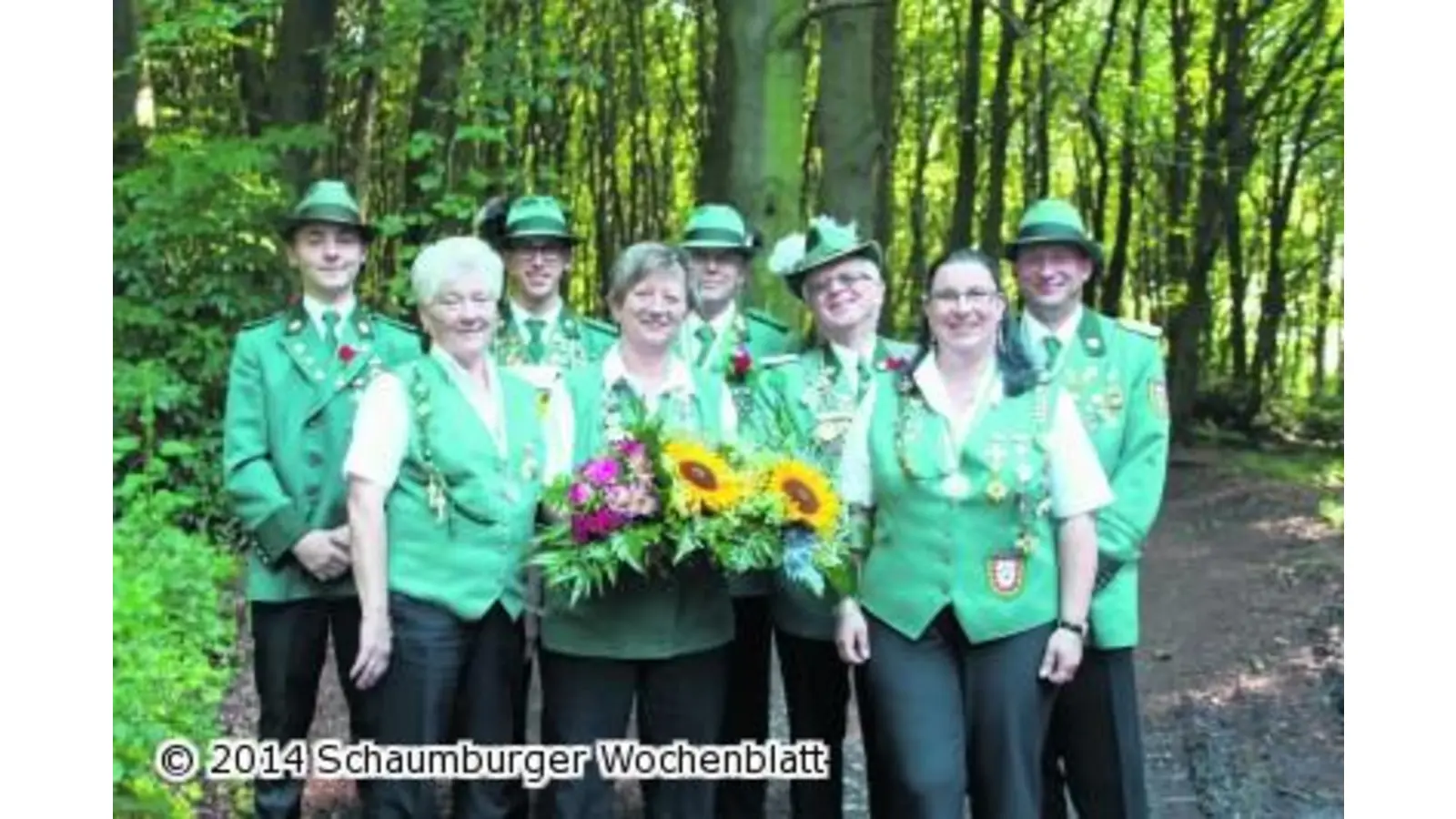 Der Vorsitzende marschiert als Schützenkönig vorneweg (Foto: ag)