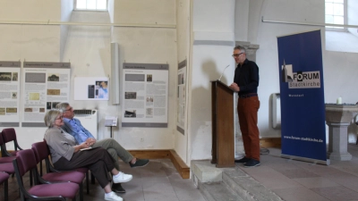 Haben die Ausstellung zusammen eröffnet (v.li.): Elke Helma Rothämel, Carsten Piellusch und Klaus Fesche. (Foto: wb)