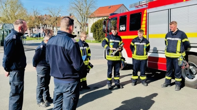 Vor der Feuerwehrwache: Teilnehmer des Ausbildungslehrgangs. (Foto: Feuerwehr)