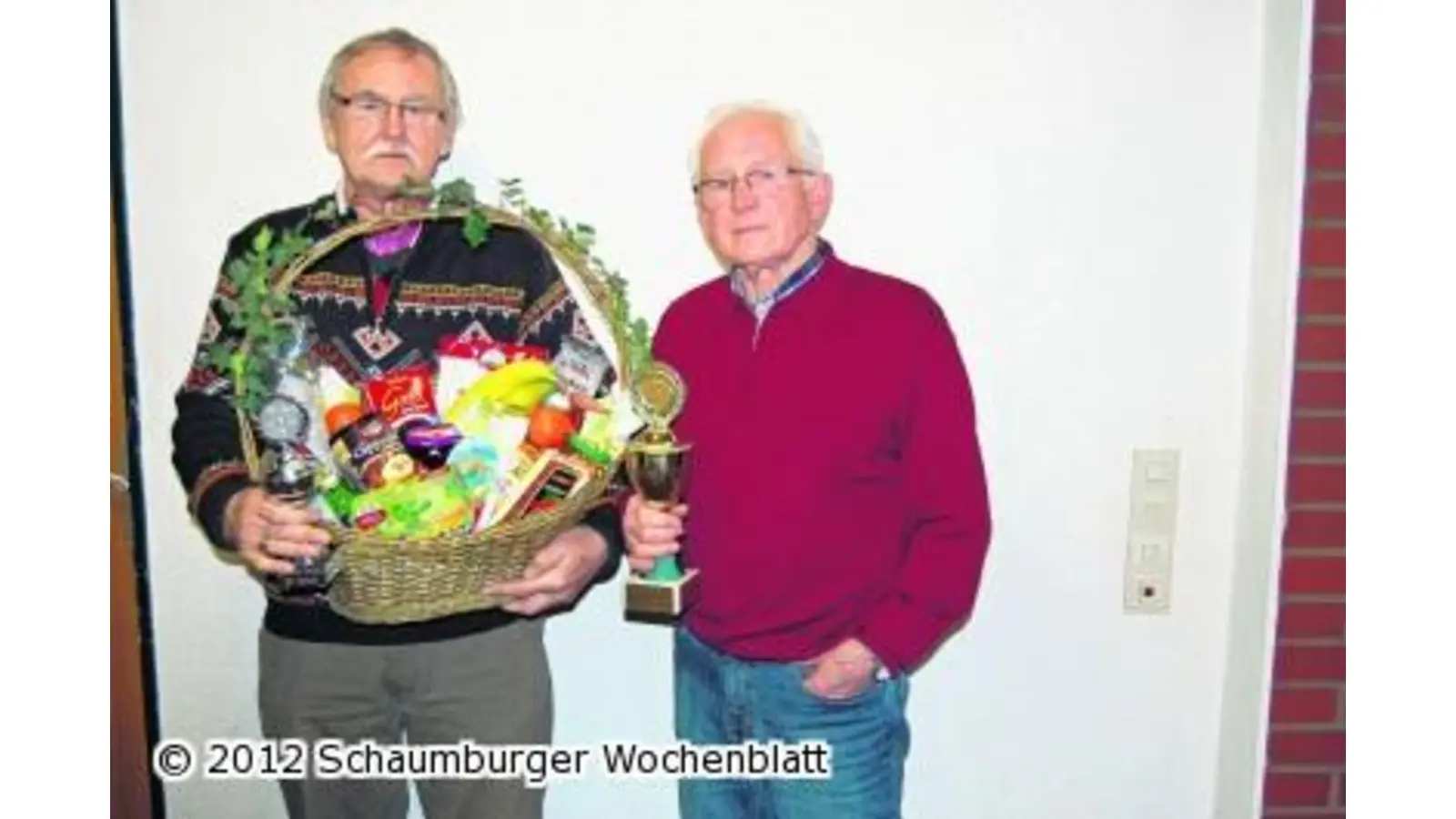 Ehrenvorsitzender gewinnt Präsentkorb (Foto: red)