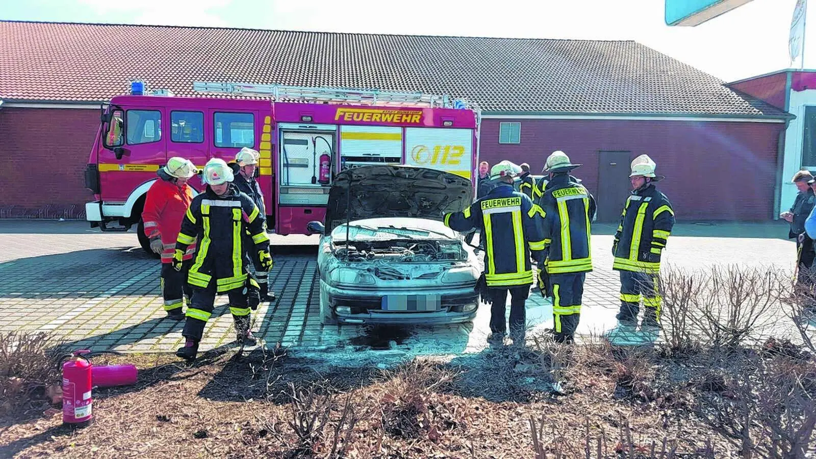 Autobrand auf Parkplatz in der Industriestraße beschäftigt Feuerwehr (Foto: gi)