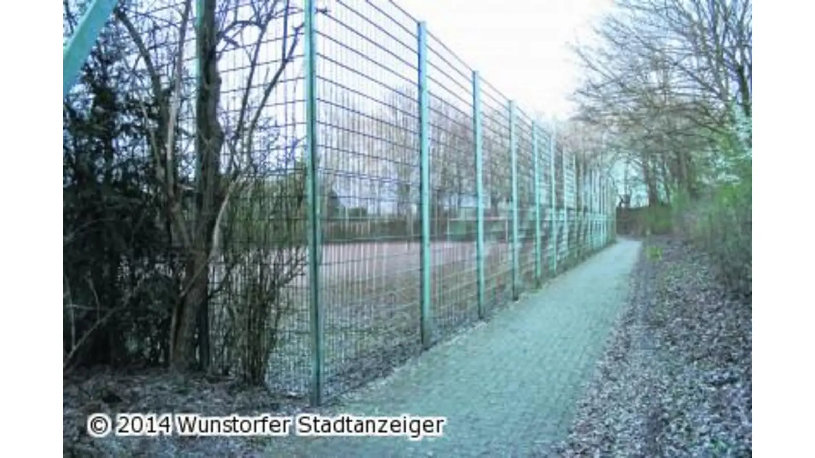 Der veraltete Bolzplatz soll bestehen bleiben (Foto: tau)