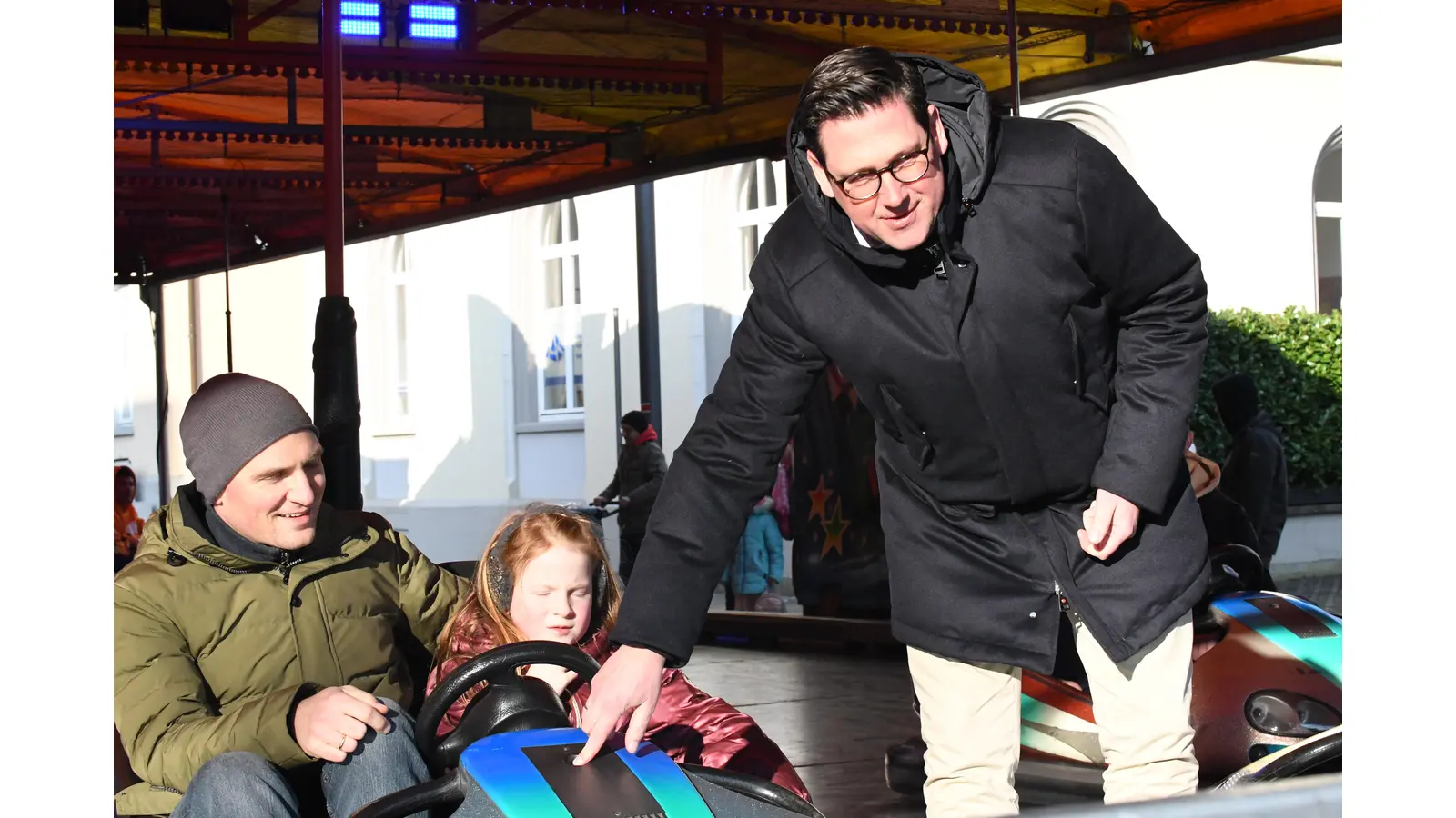 Bürgermeister Axel Wohlgemuth lädt zum Auftakt wieder Kinder am Autoscooter zu Freifahrten ein. Archivfoto: nd (Foto: nd)