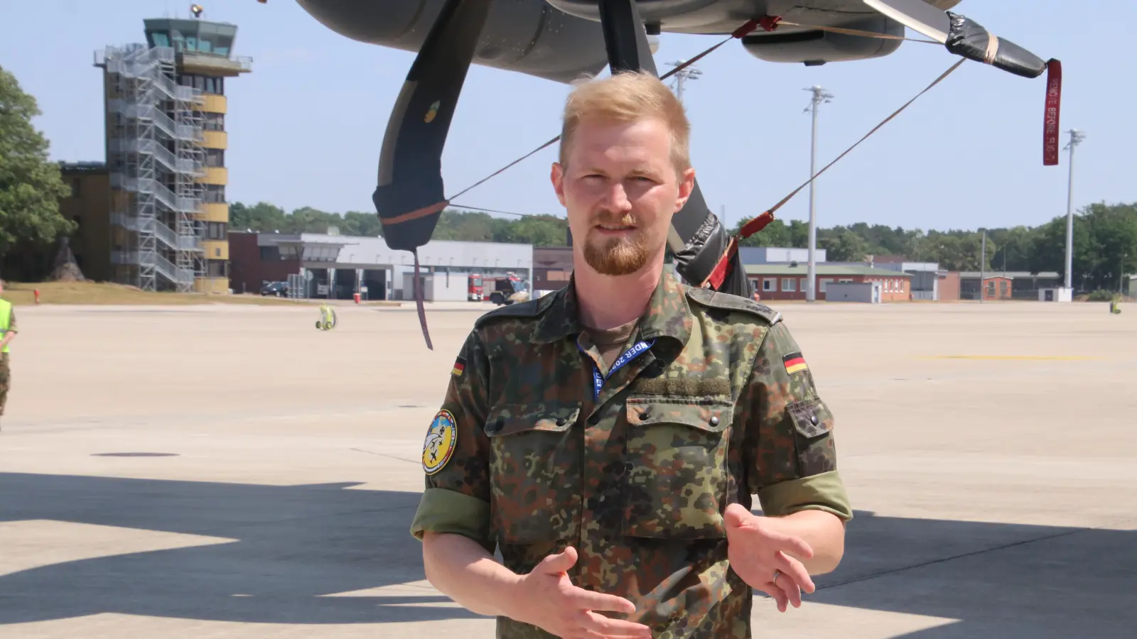 Oberstleutnant René Erler während der Übung Air Defender im vergangenen Jahr. Im Hintergrund der Tower, der voraussichtlich 2028 ersetzt und dann abgerissen wird.  (Foto: gi)