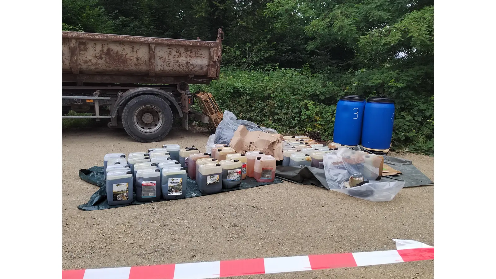 Illegal abgestellte Fässer sorgen für Großeinsatz der Feuerwehr bei Möllenbeck. (Foto: privat)