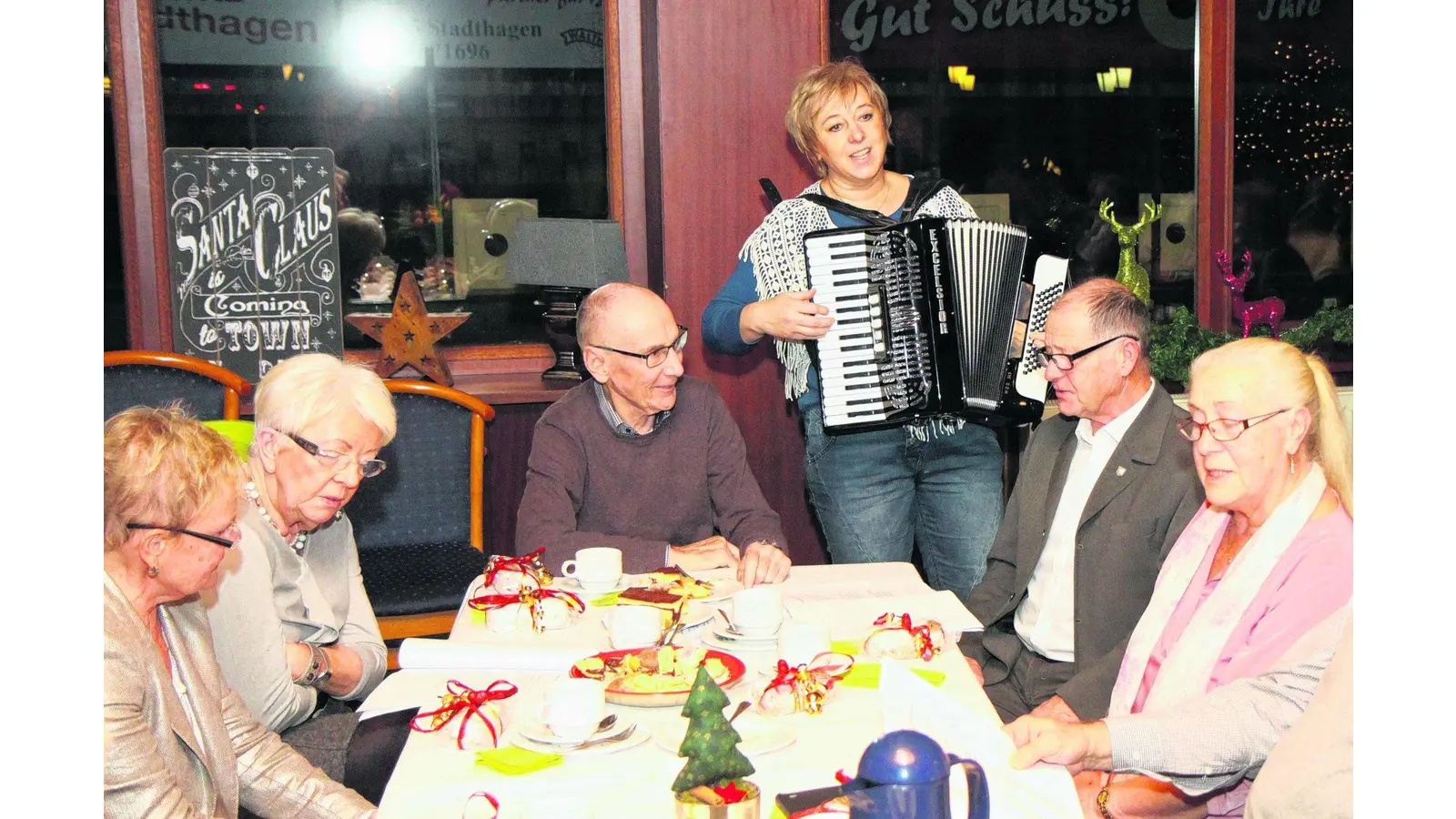 Spaß bei Bescherung und Adventsgesang (Foto: bb)