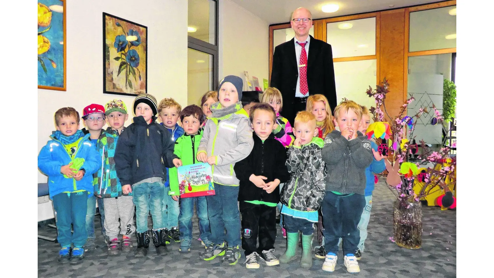 Kinder schmücken den Osterstrauß (Foto: gr)