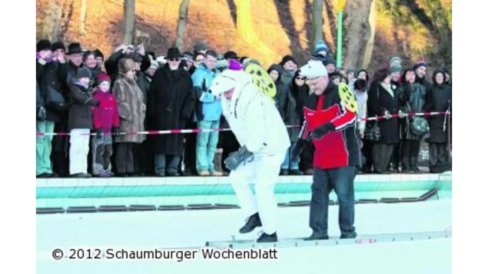Eisbären schlittern übers Eis (Foto: bb)