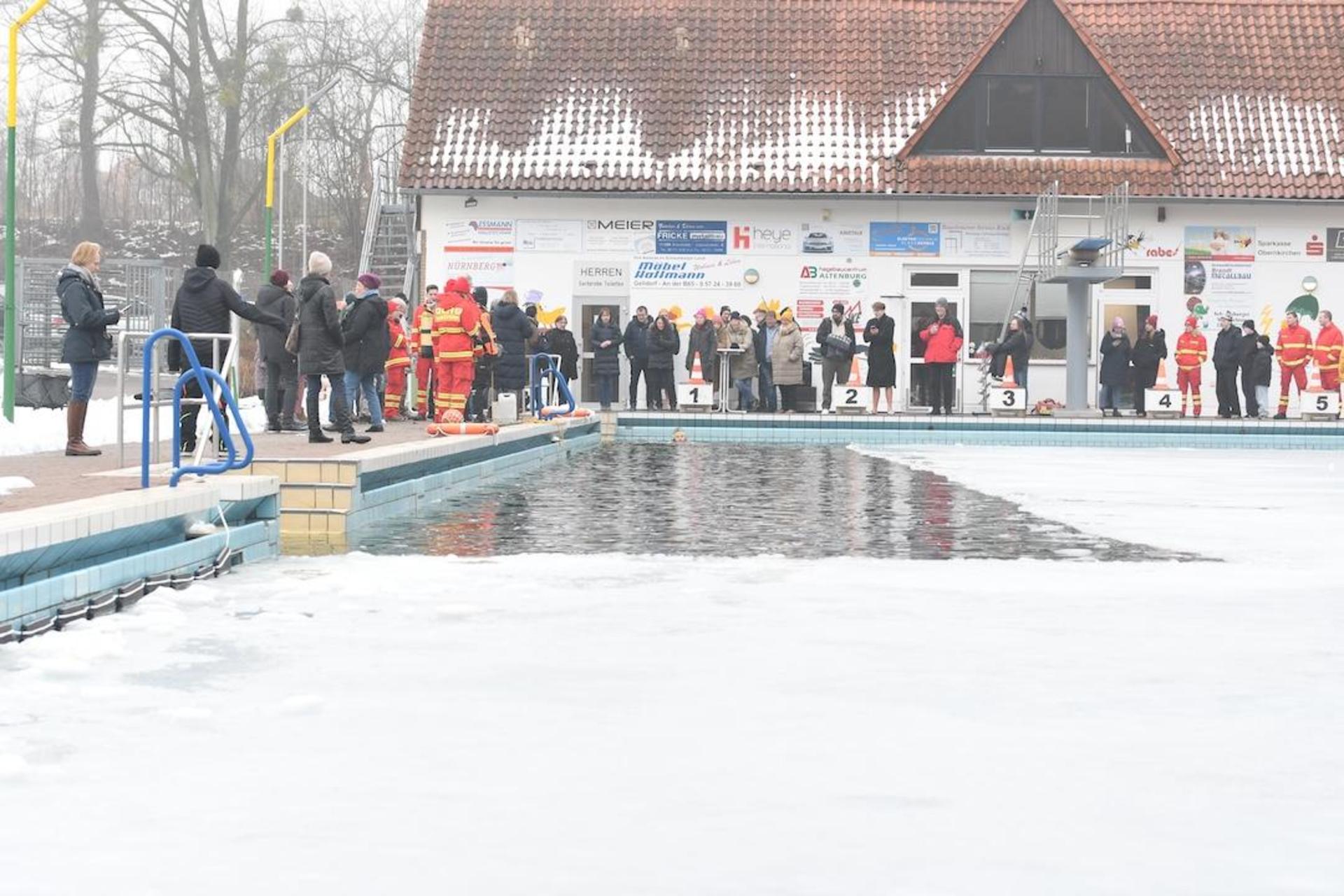 Eisschwimmer erobern das Sonnenbrinkbad. (Foto: nd)