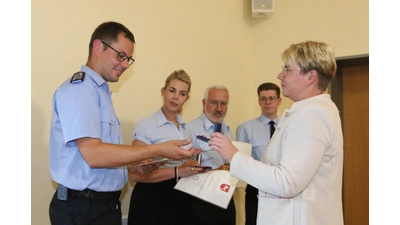Samtgemeindebürgermeisterin Svenja Edler überreicht Ehrennadeln und Urkunden des Landes für den Hochwassereinsatz. (Foto: bb)