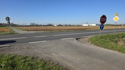 Einmündungsbereich lädt zum Abbiegen ein: Der Wirtschaftsweg darf allerdings nur von Landwirten zum Überqueren der Bundesstraße genutzt werden. (Foto: tau)