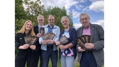 Präsentieren am 3. Juni einen Abend voller musikalischer Leichtigkeit, dank des vielseitigen Repertoires des Schütte Chores: (v.li.) Leona Starnitzke, Hendrik Klöpper, Stephan Hartmann, Liane Krüger und Jürgen Schütte. (Foto: nh)