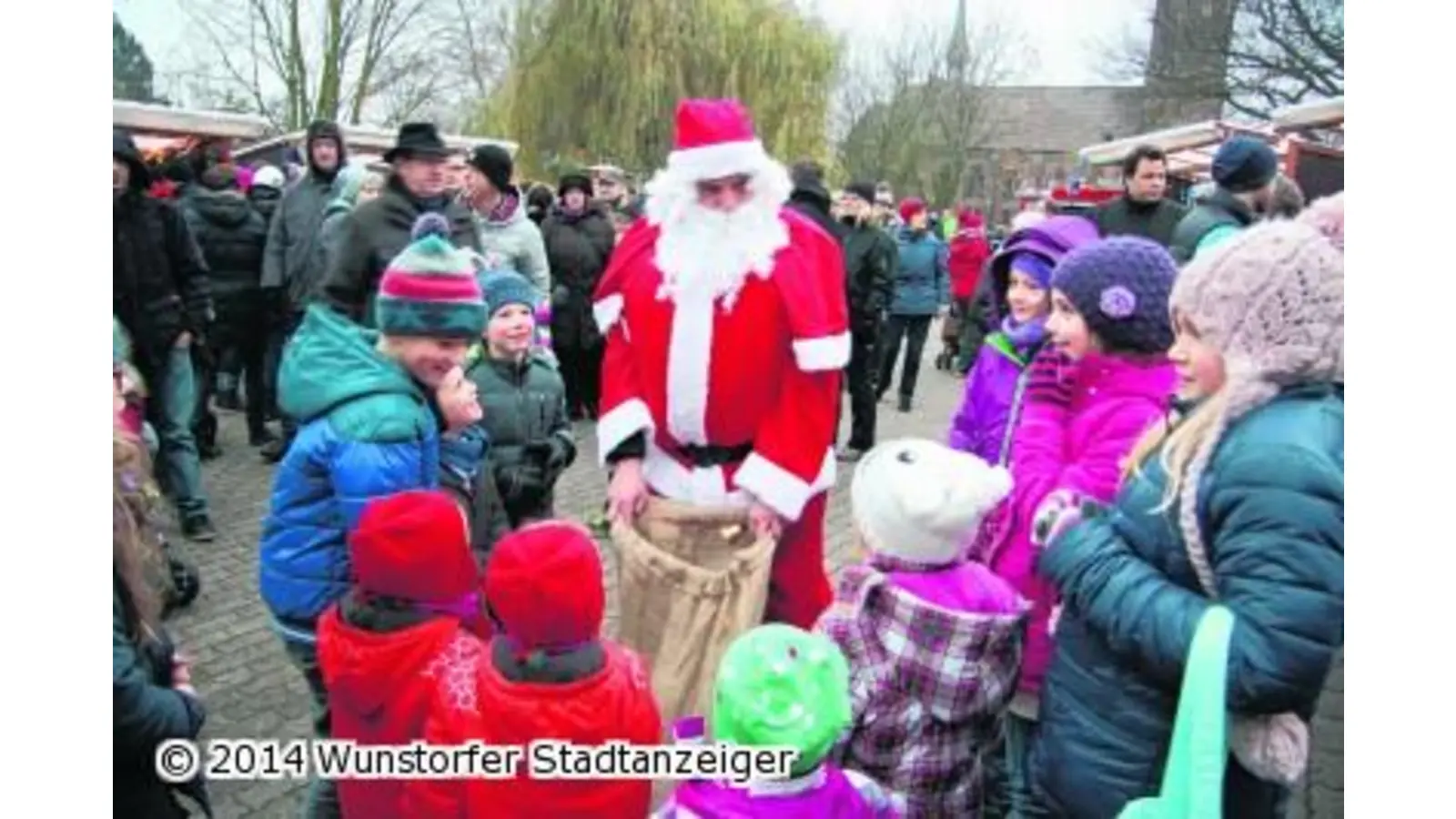 Zum ersten Mal lässt sich der Weihnachtsmann blicken (Foto: gi)