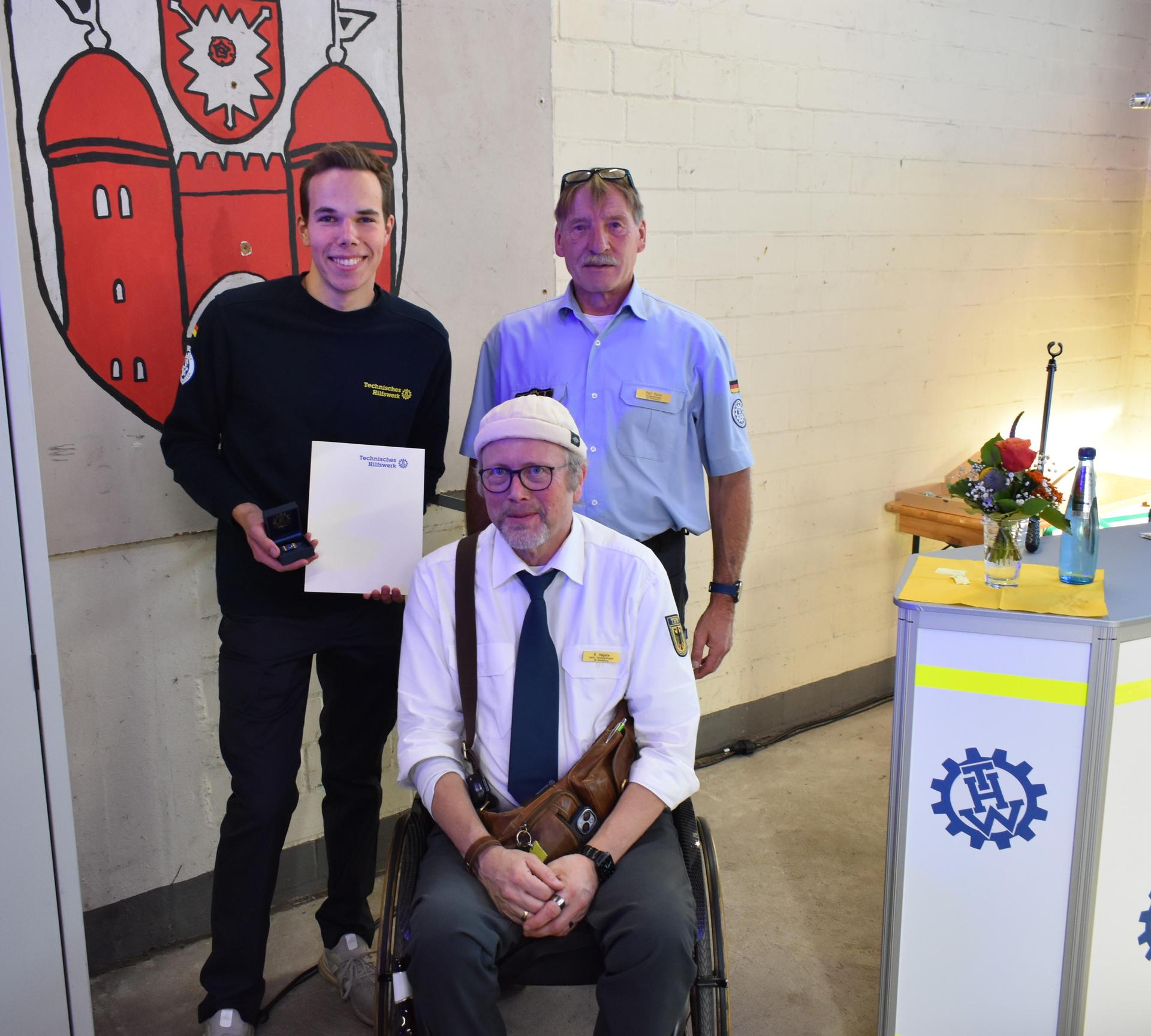 Nils Bormann (Geehrter Helfer), Stellvertretender Ortsbeauftragter Ronny Hägele, Ortsbeauftragter Ralf Kater. (Foto: THW Bückeburg)