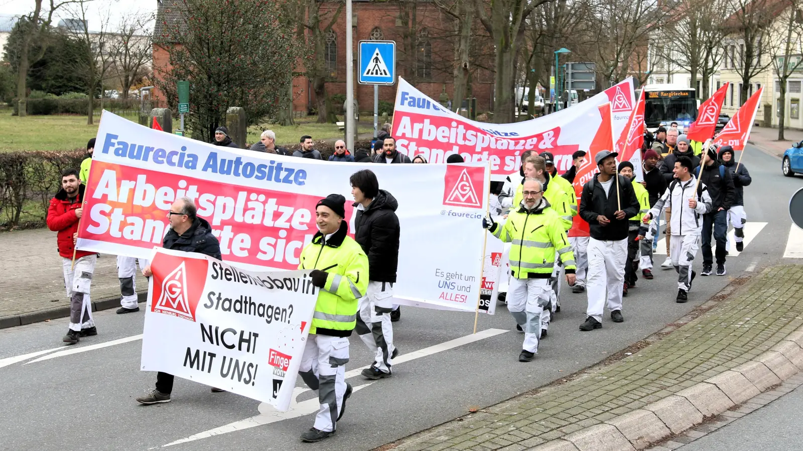 Mitarbeiter von Faurecia protestieren gegen die Stellenstreichungen am Standort Stadthagen.  (Foto: bb)