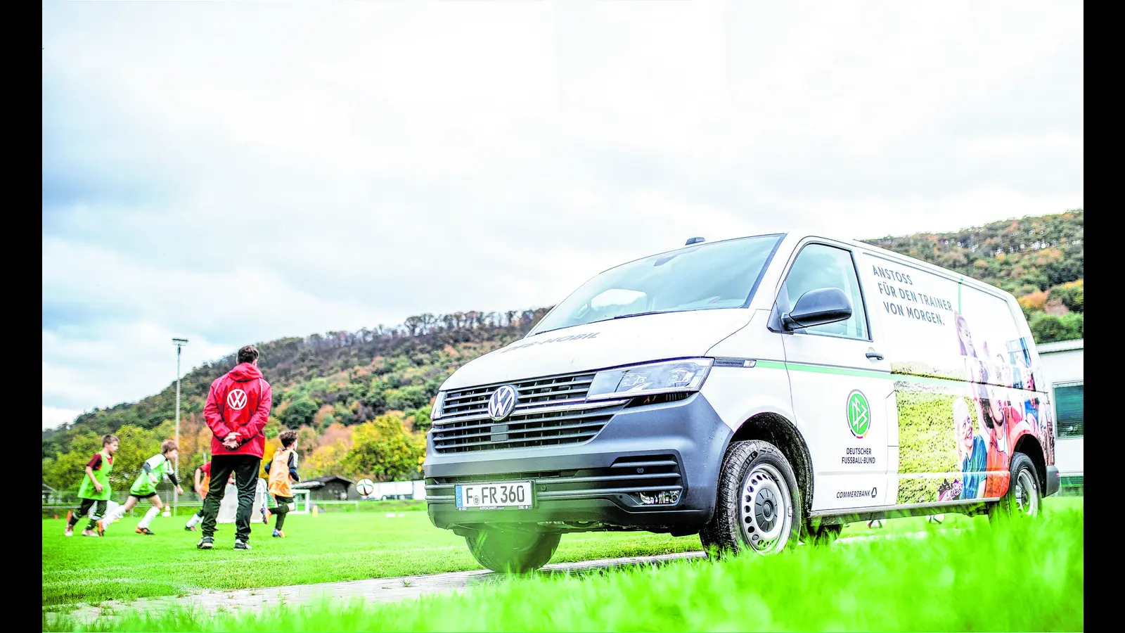 Das DFB-Mobil macht Halt in Evesen und bringt nicht nur Trainingsmaterialien, sondern auch jede Menge Fachwissen und Fußballbegeisterung mit. (Foto: DFB)