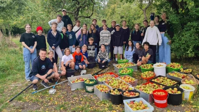 Ergiebige Ernte: Die Konfis haben Äpfel gepflückt und verarbeitet. (Foto: privat)