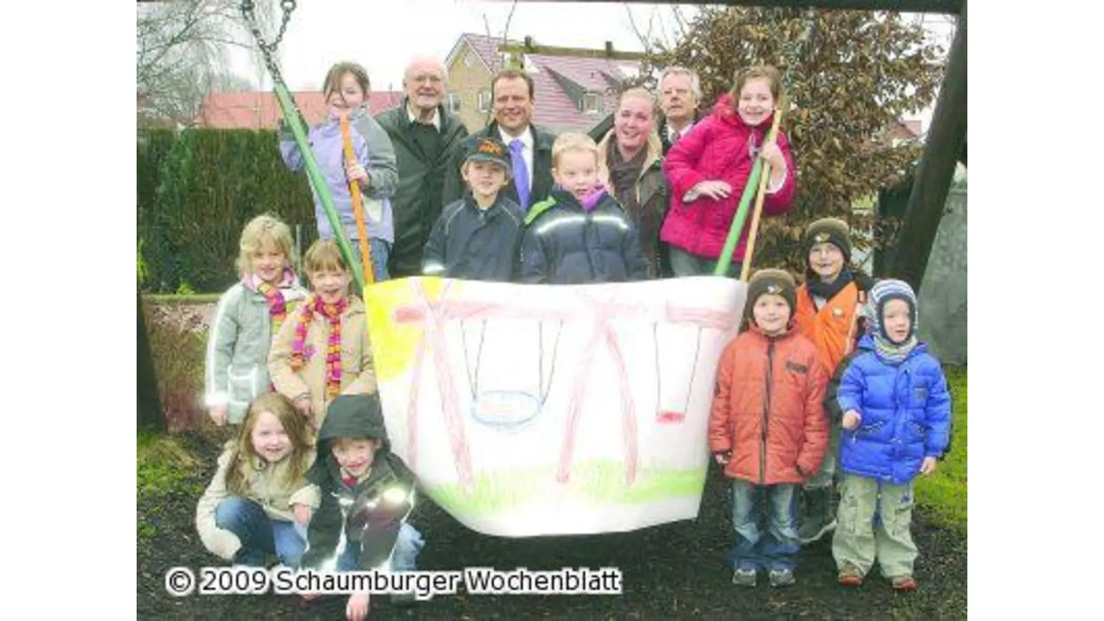 Kinder bekommen eine neue Schaukel (Foto: rp)