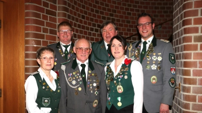 Nach den Ehrungen (v.li.): Angela Wulf, Tobias Bender, Karl-Heinz Möller, Ewald Stemme, Sandra Zander und Martin Ehlerding. (Foto: gi)