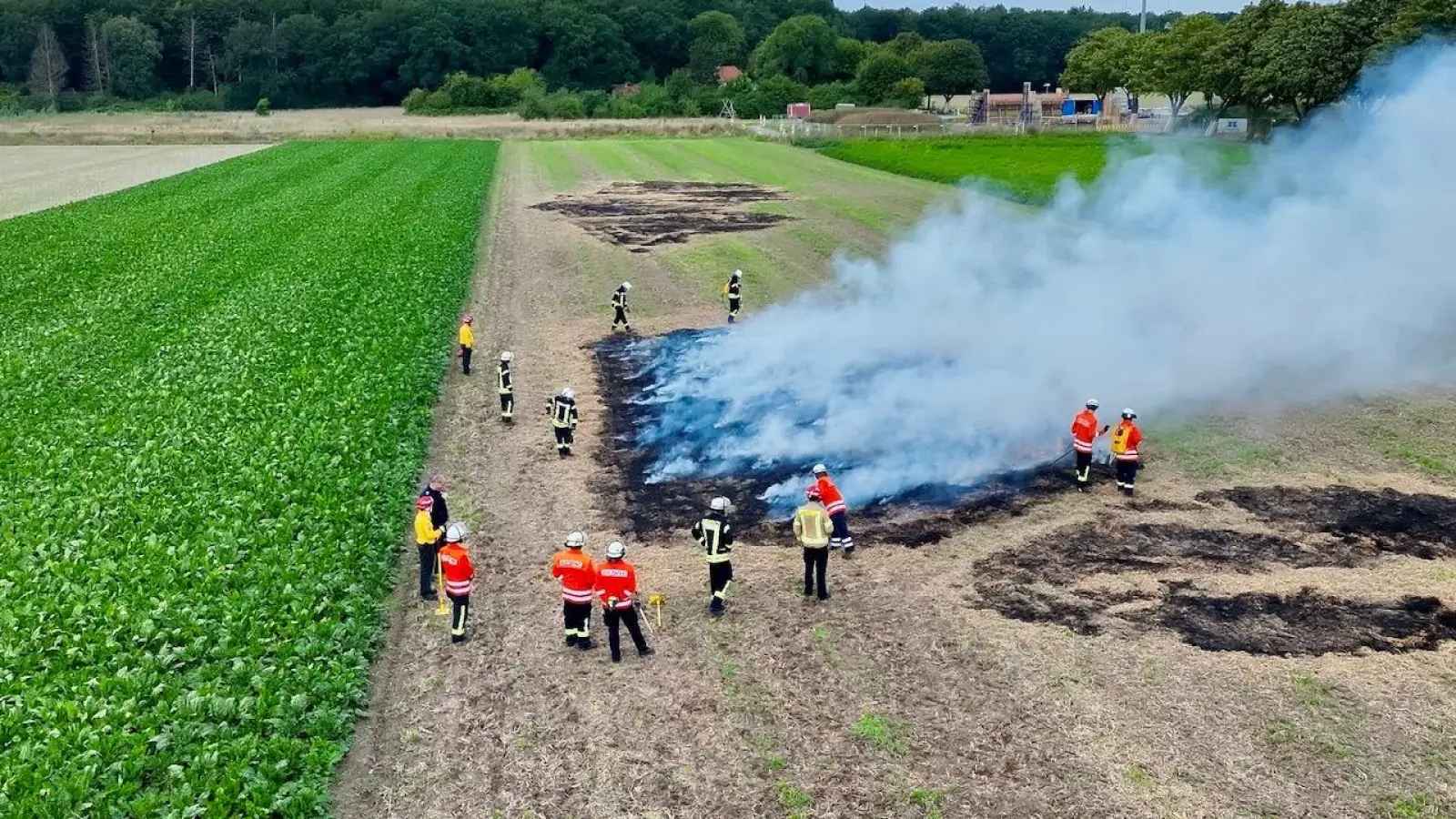 Praktischer Teil der Ausbildung: Eine Realbrandübung auf dem Feld.  (Foto: Feuerwehr)