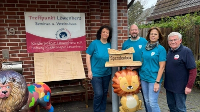 Bei der Spendenübergabe (v.li.): Spartenleiterin Ingrid Schmidt, Trainer Sebastian Voy und Mannschaftskapitänin Beate Steinicke vom TSV sowie Detlef Mauritz vom Kinderhospiz Löwenherz. (Foto: privat)