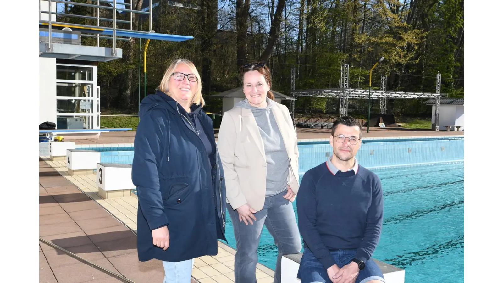 Christine Knörzer-Akbinar vom Badbetreiber OSB GmbH, Bürgermeisterin Dörte Worm-Kressin und Sonnenbrink-Betriebsleiter Manuel Steckel freuen sich schon auf den Saisonstart und auf viele tolle Events bis Oktober. (Foto: nd)