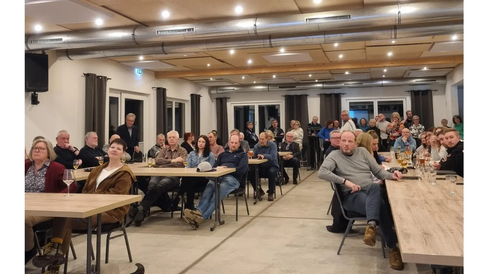 Volles Haus beim Fasleabend in Rehren A/R. (Foto: privat)