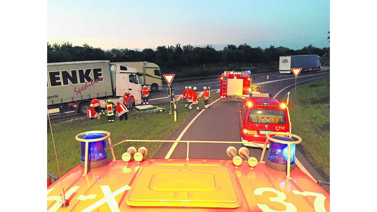 Lkw reißt sich bei Unfall den Tank auf (Foto: gi)