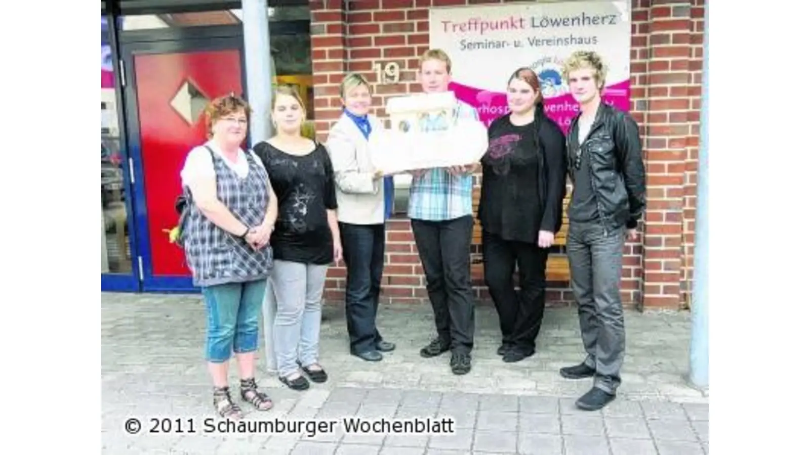 Mit Holztieren und Scheck nach Syke (Foto: red)