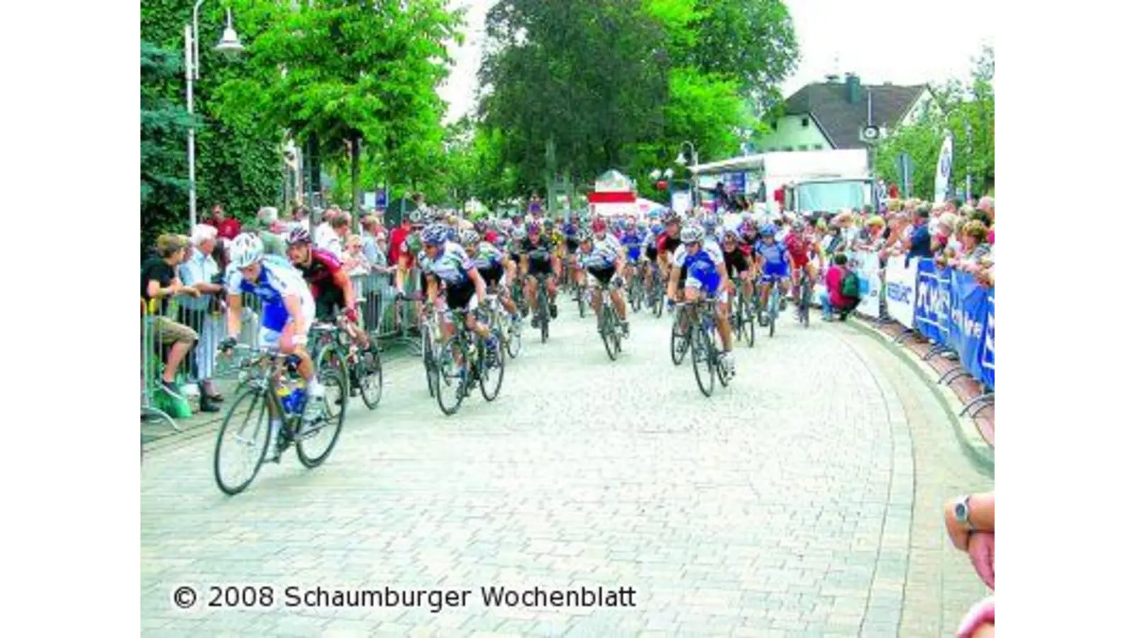 Radsportler flitzen um Friedenseiche (Foto: sowi)