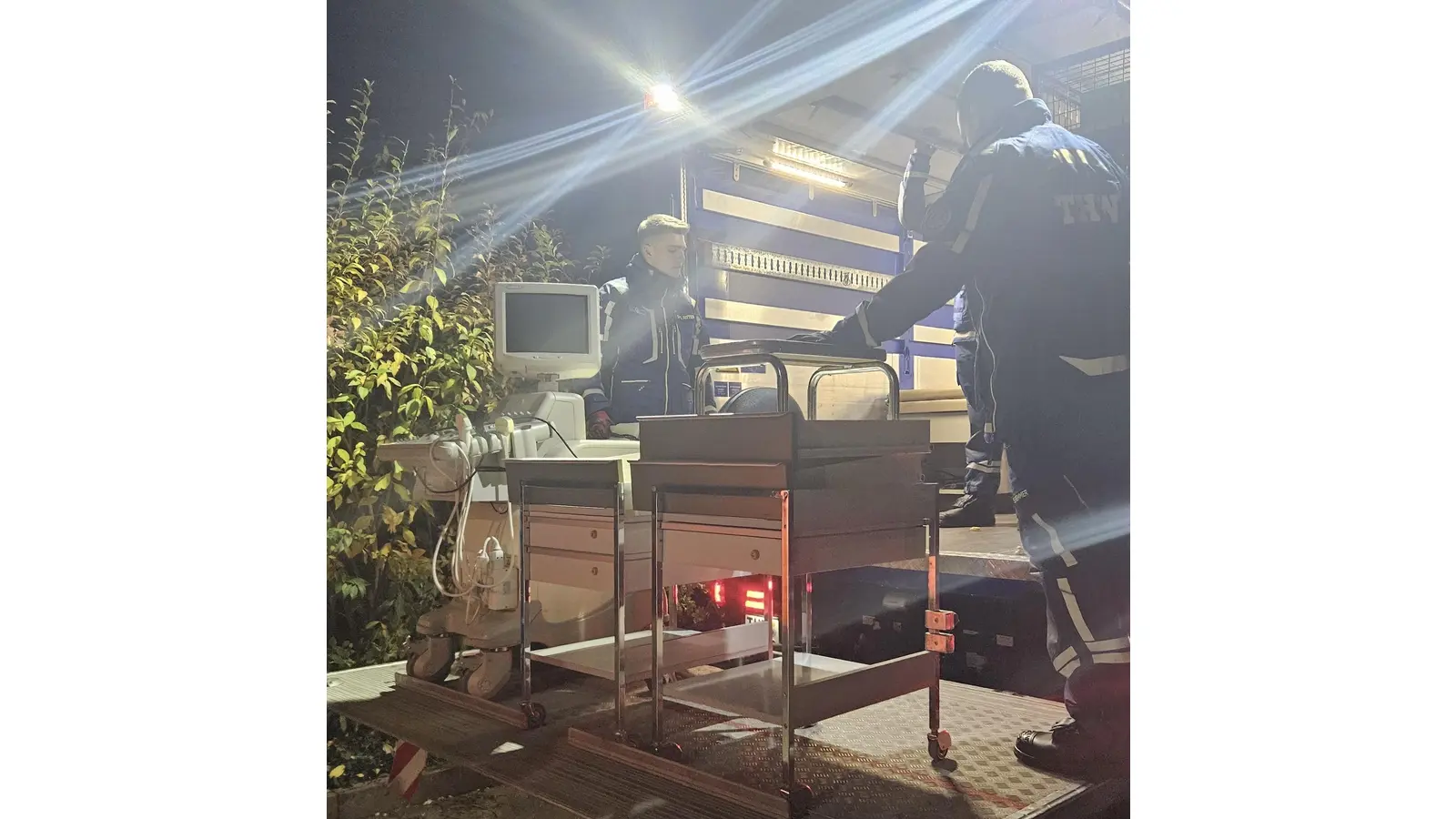  Der THW-Ortsverband Hameln, mit dem Interhelp seit vielen Jahren eng zusammenarbeitet, rückte mit Manpower und Lastwagen aus, um die Spenden abzuholen und zum Zwischenlager zu transportieren. (Foto: THW)