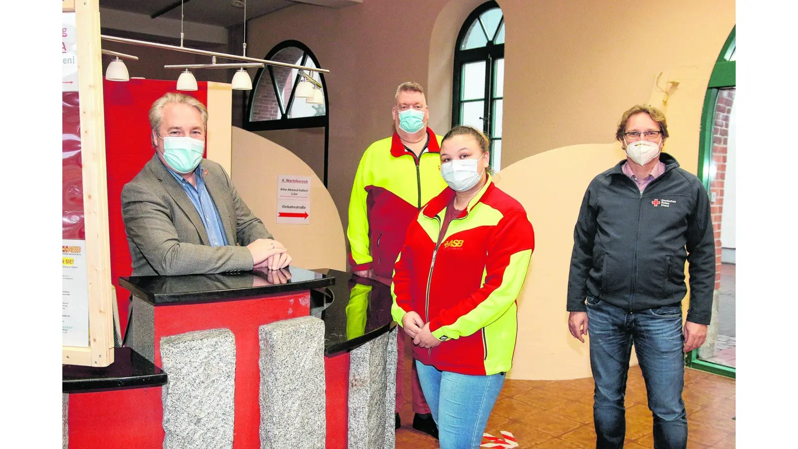 Samtgemeindebürgermeister Thomas Wolf, ASB-Geschäftsführer Jens Meier, die Koordinatorin des Testzentrums Alexandra Wiegmann und DRK-Geschäftsführer Thomas Hoffmann sehen in dem neuen, kombinierten Test/Impf-Zentrum in Rodenberg ein wichtiges Angebot für die Bevölkerung bei der sich wieder verschärfenden Pandemielage. (Foto: bb)