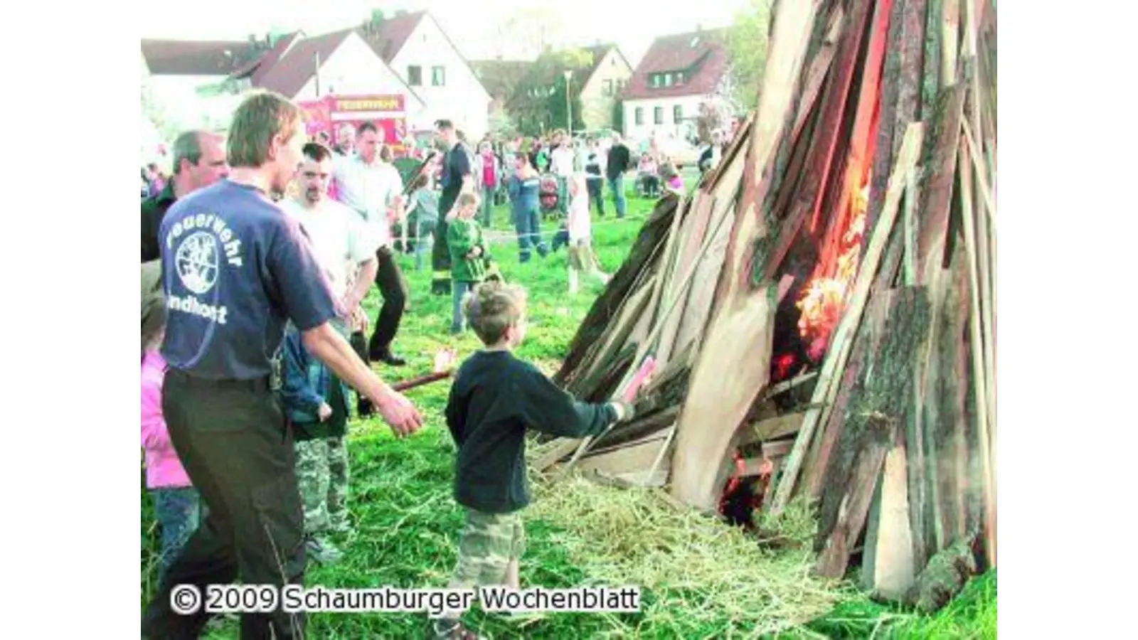 Mit Fackeln entzünden die Kinder das Osterfeuer (Foto: red)