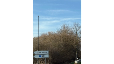 Mit einer Kamera wird an der Einmündung ins Gewerbegebiet eine Verkehrszählung vorgenommen. (Foto: privat)