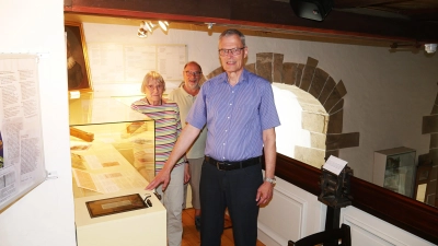 Joachim Siebold (re.), an der Themenvitrine und am Corpus der Multi-Media-Show zum Musiker, stellt gemeinsam mit Marlies Berndt-Büschen und Michael Faßbinder das neue Museumsprojekt vor. (Foto: gk)