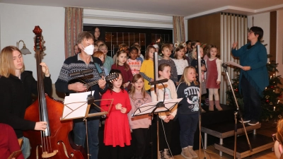Vorweihnachtliche Stimmung durch den Kinderchor der Musikschule.  (Foto: gi)