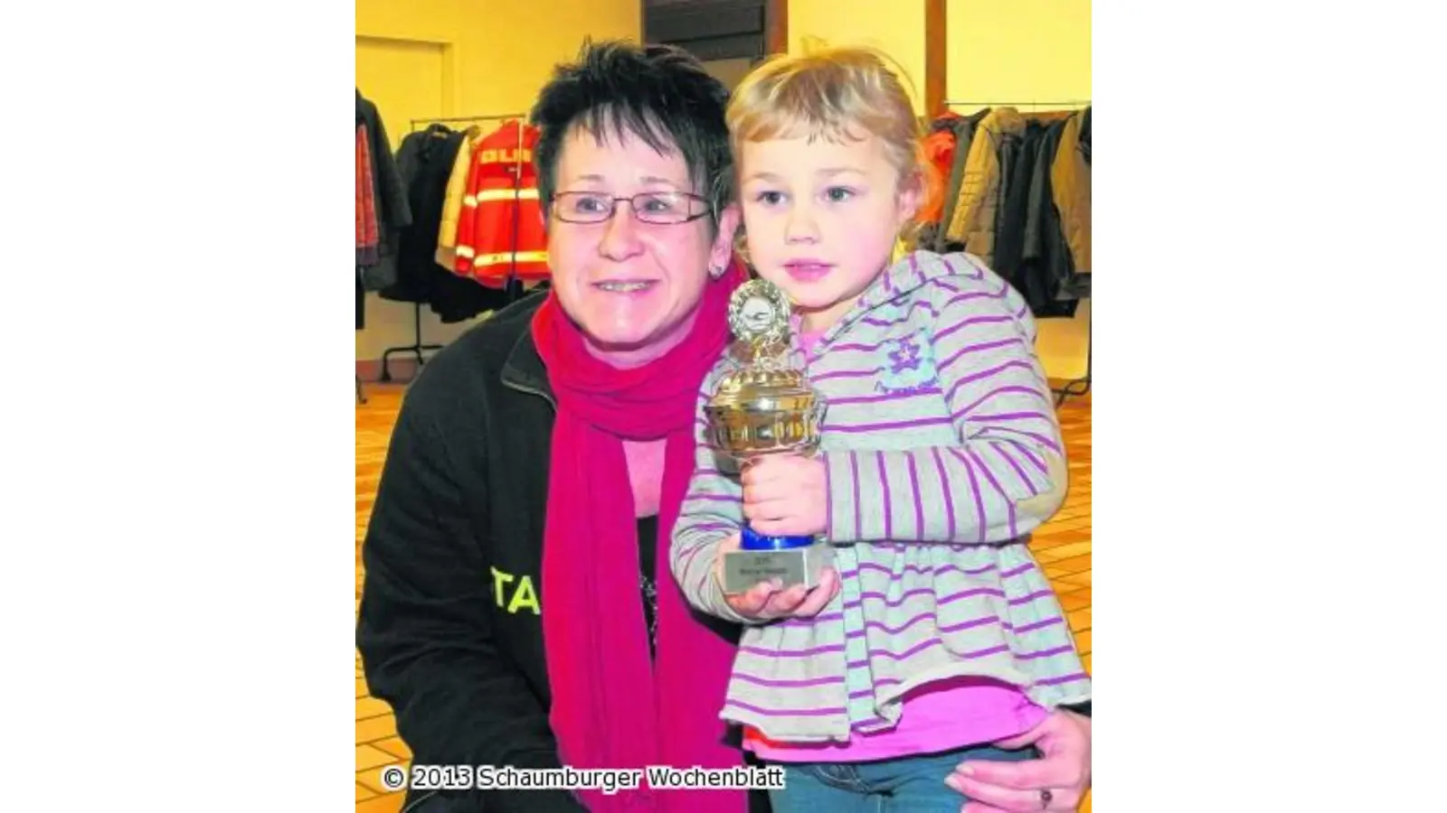 Vierjährige Schwimmerin mit Pokal geehrt (Foto: wtz)