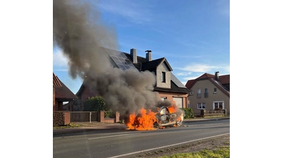 Der Skoda brannte im Stadtteil Meißen komplett aus. (Foto: Polizei Minden-Lübbecke)