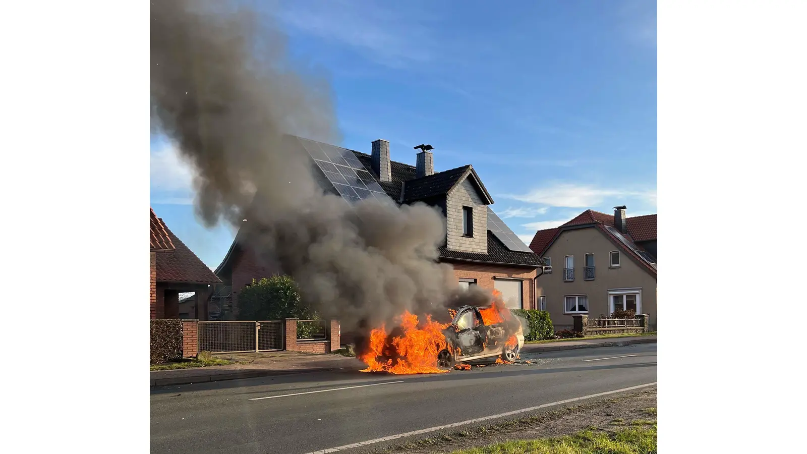 Der Skoda brannte im Stadtteil Meißen komplett aus. (Foto: Polizei Minden-Lübbecke)