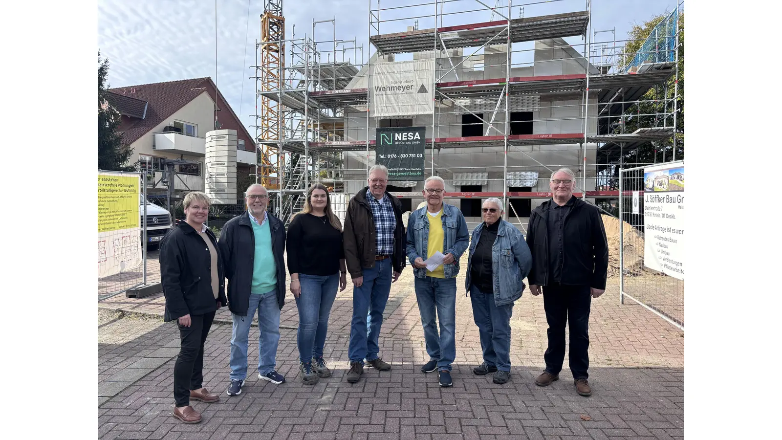 Samtgemeindebürgermeisterin Svenja Edler (v. li.), Manfred Völker, Vorsitzender Senioren-und Behindertenbeirat, Franziska Ihlo (Ingenieurbüro Wehmeyer), Bauherr Wilfried Meyer, der Lindhorster Bürgermeister Heinrich Widdel, Ulrike Katzwedel und Raimund Bente, Mitglieder des Senioren- und Behindertenbeirats. (Foto: privat)