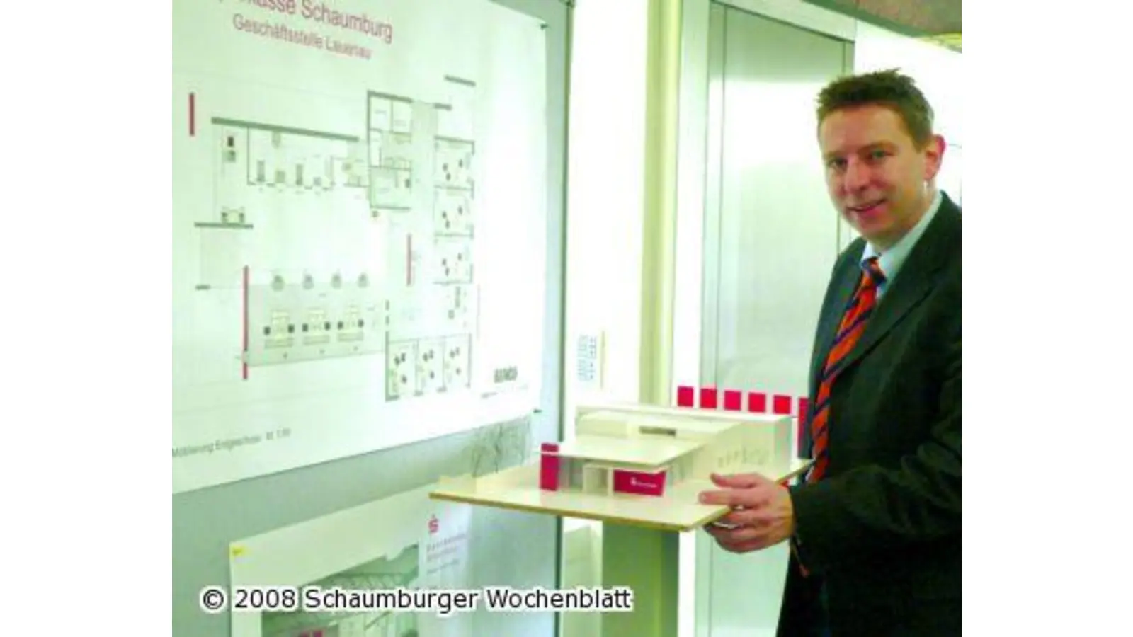 Die neue Lauenauer Sparkasse ist schon im Modell zu sehen (Foto: al)