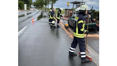 Die Feuerwehr streute den Bereich mit Ölbindemittel ab und reinigte die Fahrbahn. (Foto: privat)