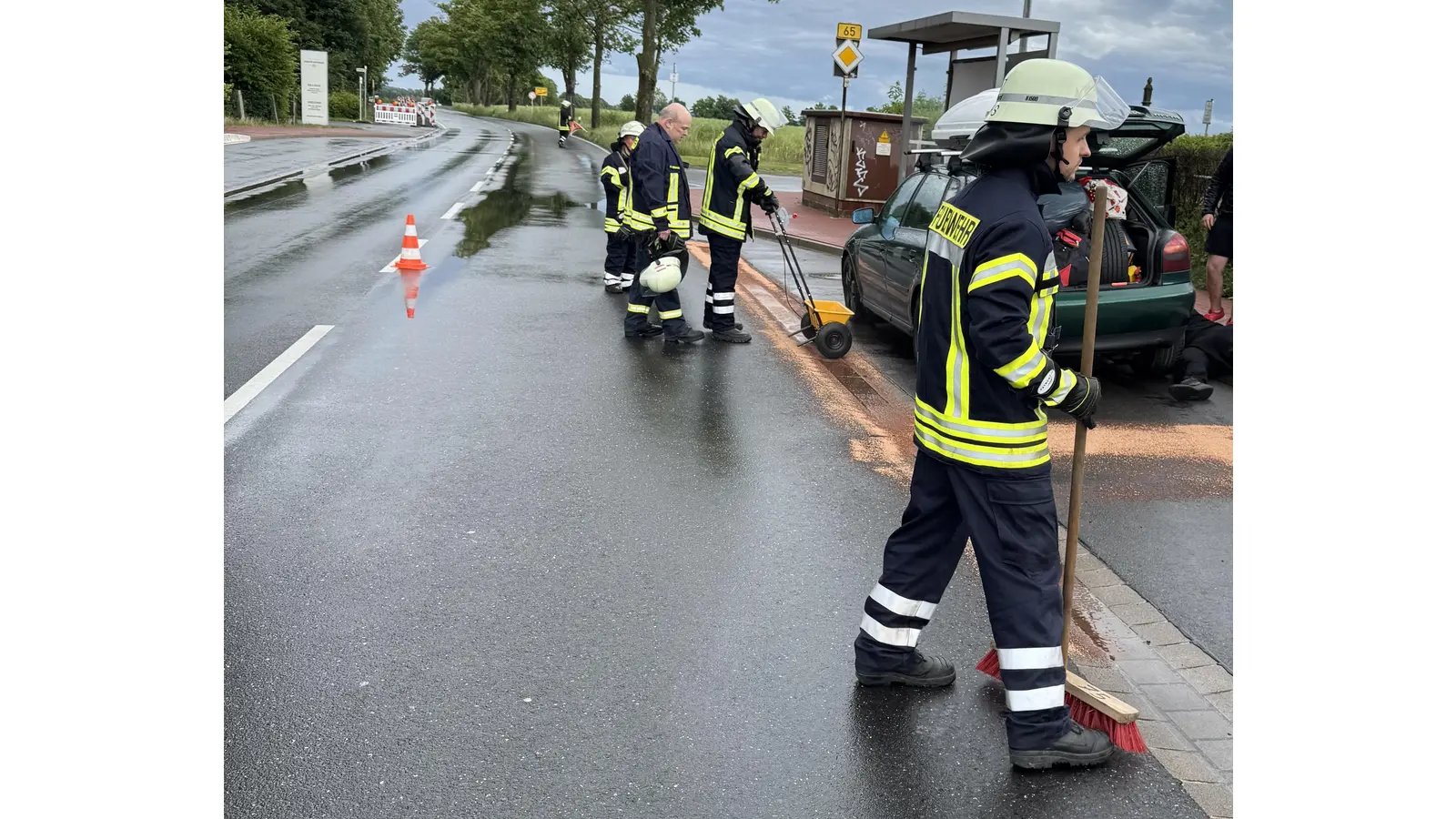 Die Feuerwehr streute den Bereich mit Ölbindemittel ab und reinigte die Fahrbahn. (Foto: privat)