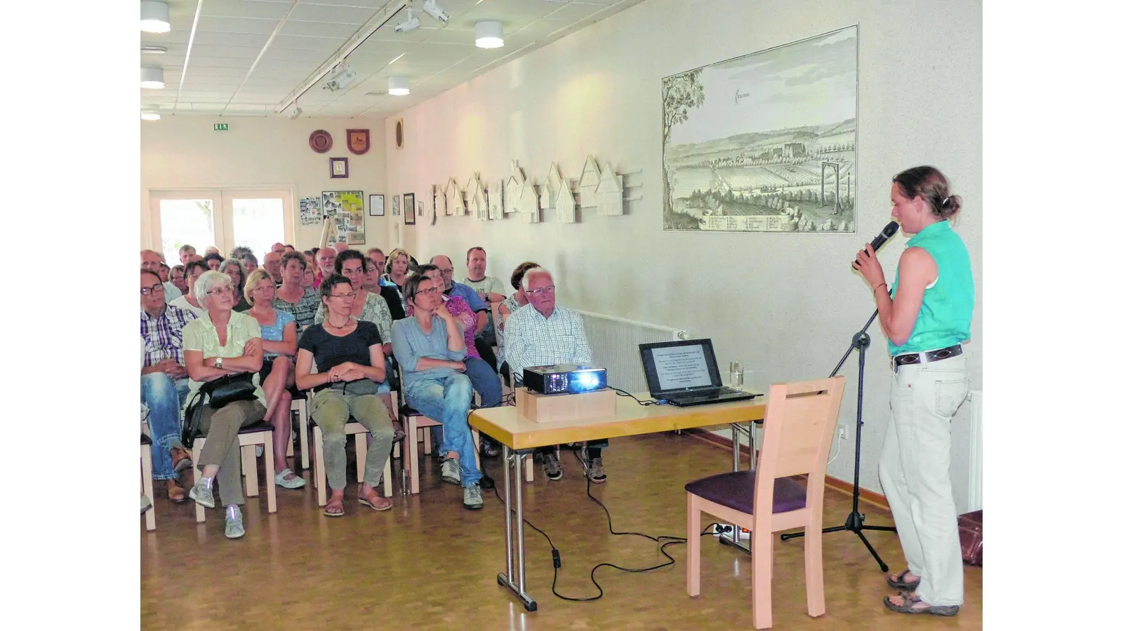 Bienen schwirren im Bürgerhaus umher (Foto: al)