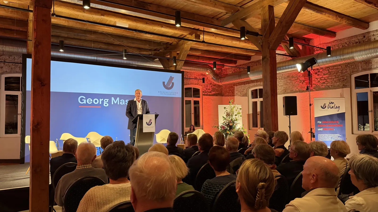 Voller Saal im Gasthaus Vehlen. Journalist Georg Mascolo kommt auf Einladung der Bürgerstiftung Schaumburg in seinen Heimatlandkreis Schaumburg. (Foto: ste)