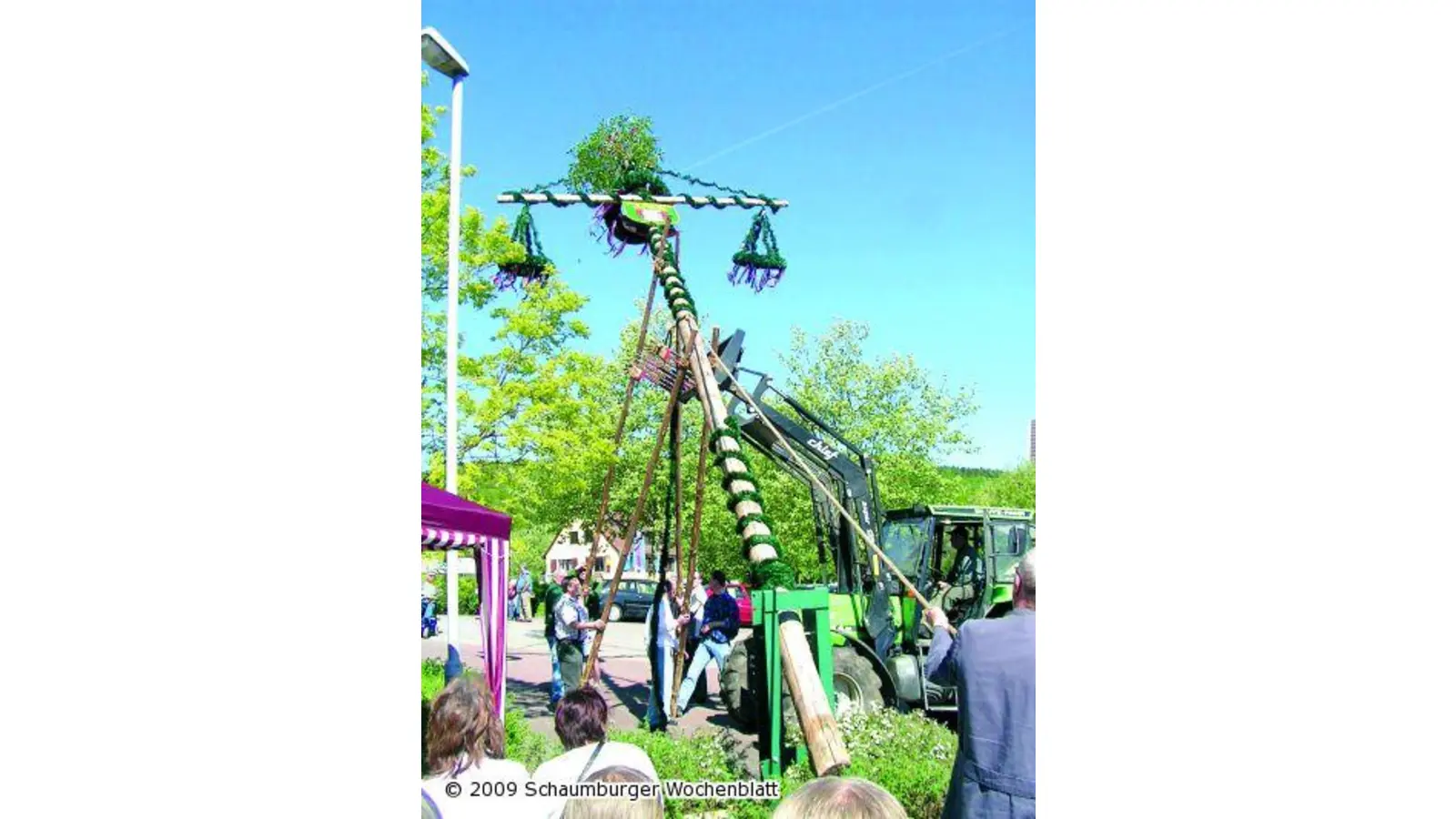 Schützenverein stellt Maibaum auf (Foto: red)