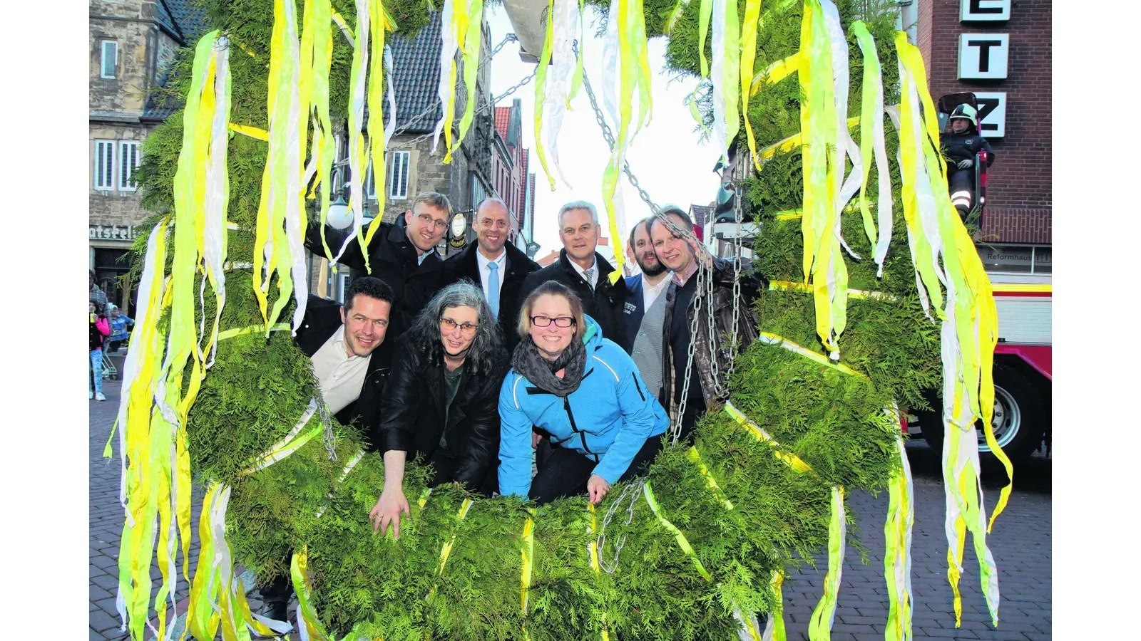Der Maibaum steht auf dem Marktplatz (Foto: bb)