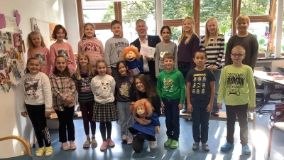Mit dem Bürgermeister und den Maskottchen Willi und Susi: Die Klasse 3b. (Foto: privat)