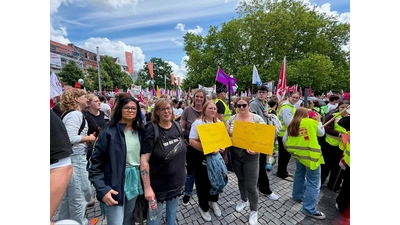 Mitarbeiter des DRK-Kreisverband Schaumburg machen bei einer Großkundgebung in Hannover auf die Problematik der geplanten Reform im Gesundheitsbereich aufmerksam.  (Foto: privat)