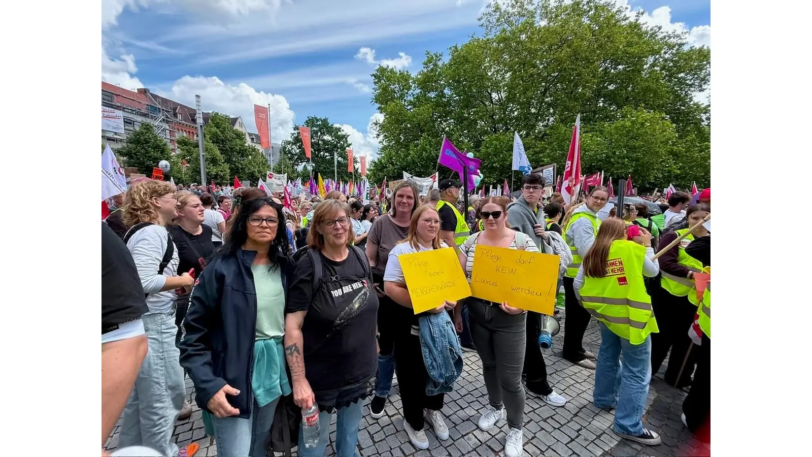 Mitarbeiter des DRK-Kreisverband Schaumburg machen bei einer Großkundgebung in Hannover auf die Problematik der geplanten Reform im Gesundheitsbereich aufmerksam.  (Foto: privat)